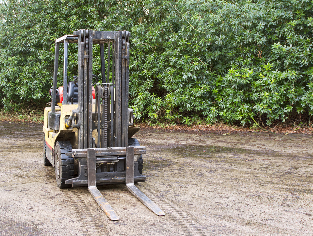 5 ways to stay safe while operating a forklift in rough terrain