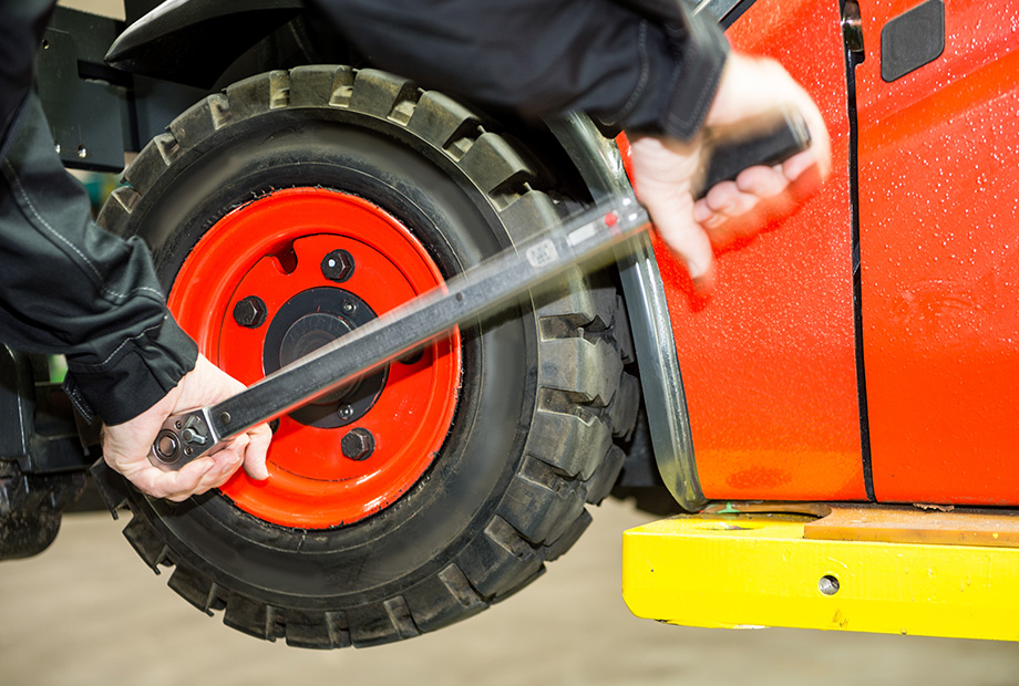 A Guide To Forklift Tyres And Maintenance